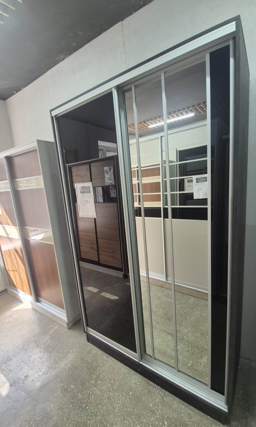 шафа-купе двохдверна ДСП, лак чорний та дзеркало, профіль срібло