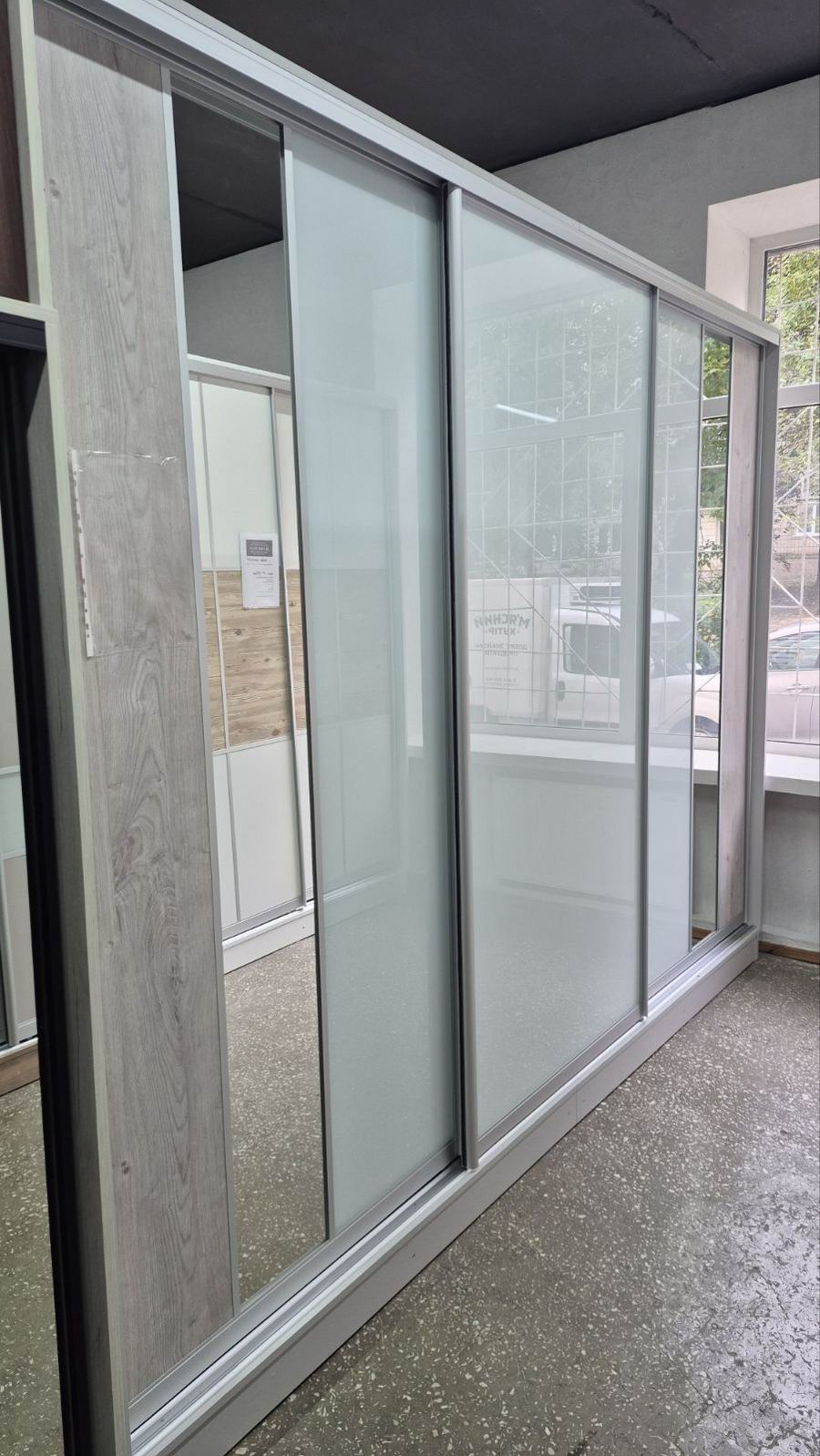 шафа-купе трьохдверна ДСП, лак білий та дзеркало, профіль срібло