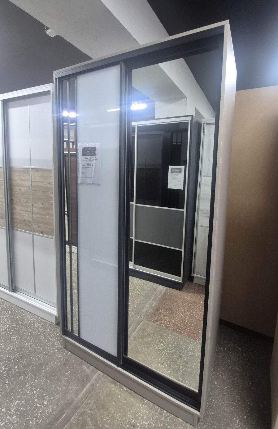 шафа-купе двохдверна ЛДСП, дзеркало та лак ультра білий, профіль алюміній чорний
